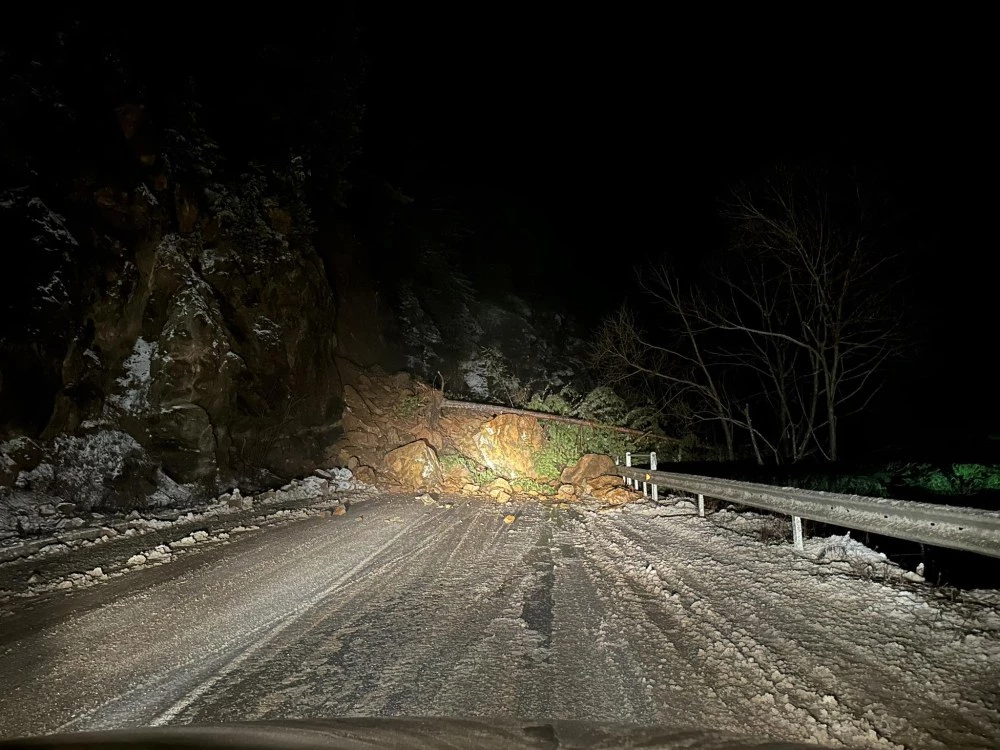 Срутили се камъни затвориха пътя Девин-Смолян