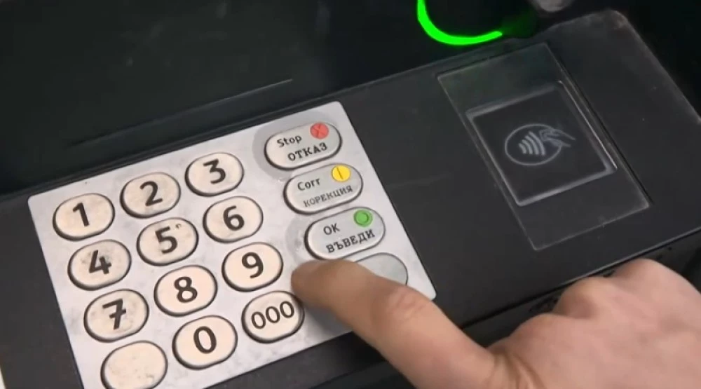 Вандали блокират бутони на банкомати с лепило във Велико Търново