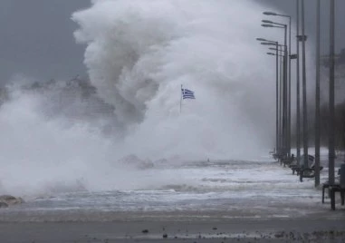 Силни ветрове нанесоха огромни щети в Гърция Спряха фериботите Морето