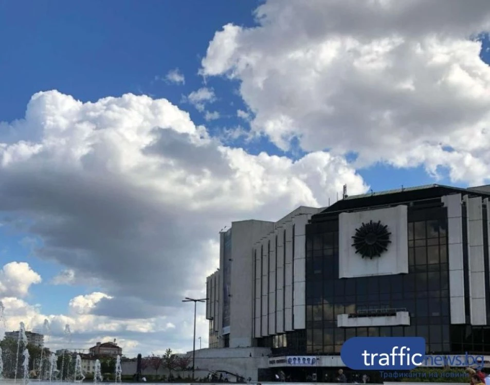 Коледният базар пред НДК е увредил настилката