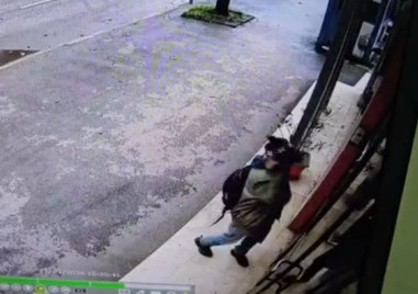 Арестуваха мъжа, счупил стъклото на българското посолство в Северна Македония