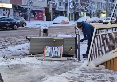Автомобил се вряза в спирка в Русе ВИДЕО