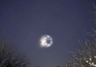 Необичайно светлинно явление в нощното небе привлече вниманието на хиляди