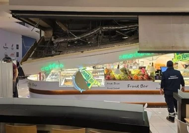 Рухна таван в търговски център в Солун