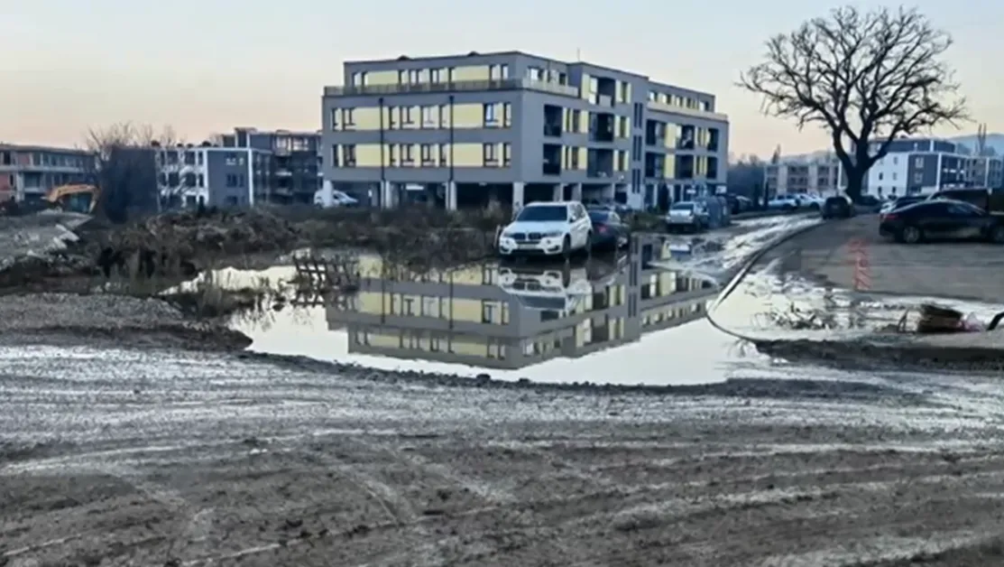 Улица в София се е превърнала в кално блато в