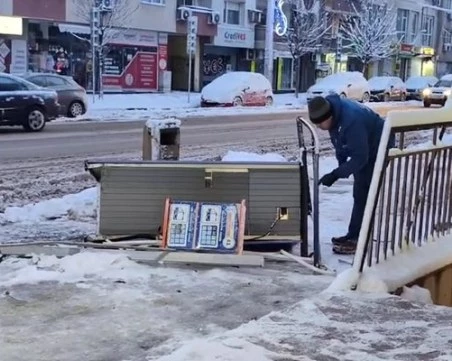 Автомобил се вряза в спирка в Русе ВИДЕО