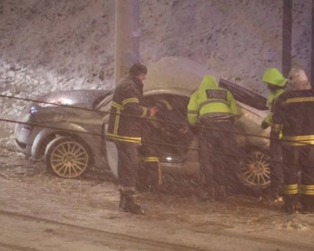 Шофьор е с опасност за живота, след като се заби в уличен стълб в Русе