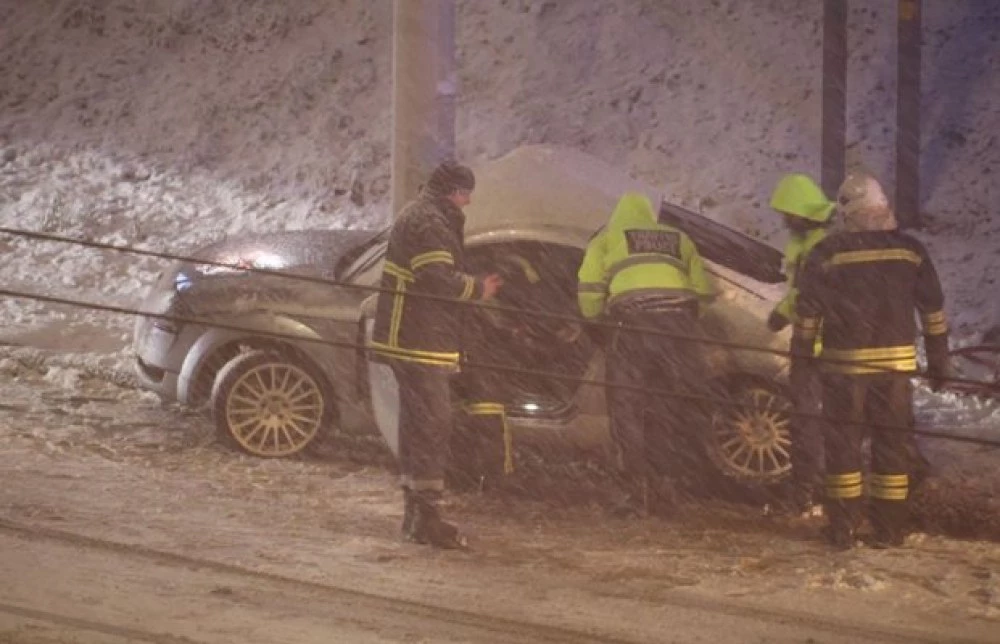 Шофьор е с опасност за живота, след като се заби в уличен стълб в Русе