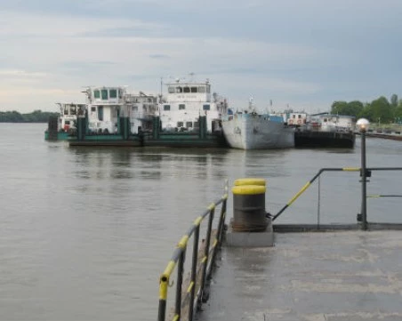 Два шлепа с торове потънаха в Дунав край Свищов, отчетено е повишение на амоняк