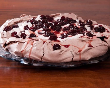 Рецепта за шоколадова торта Павлова със сладко от череши