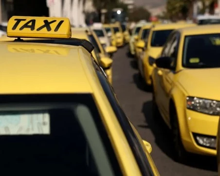 Таксиметровите шофьори в Гърция с двудневна стачка, заплашват с ескалация