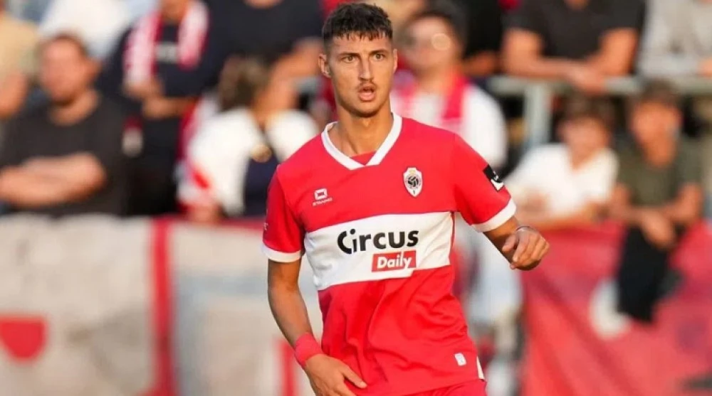 Български национал на часове от подпис с отбор от Серия А