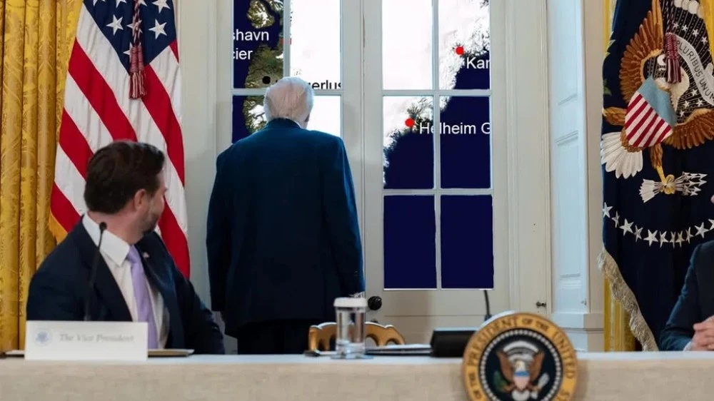 Белият дом публикува снимка, на която Тръмп наблюдава картата на Гренландия