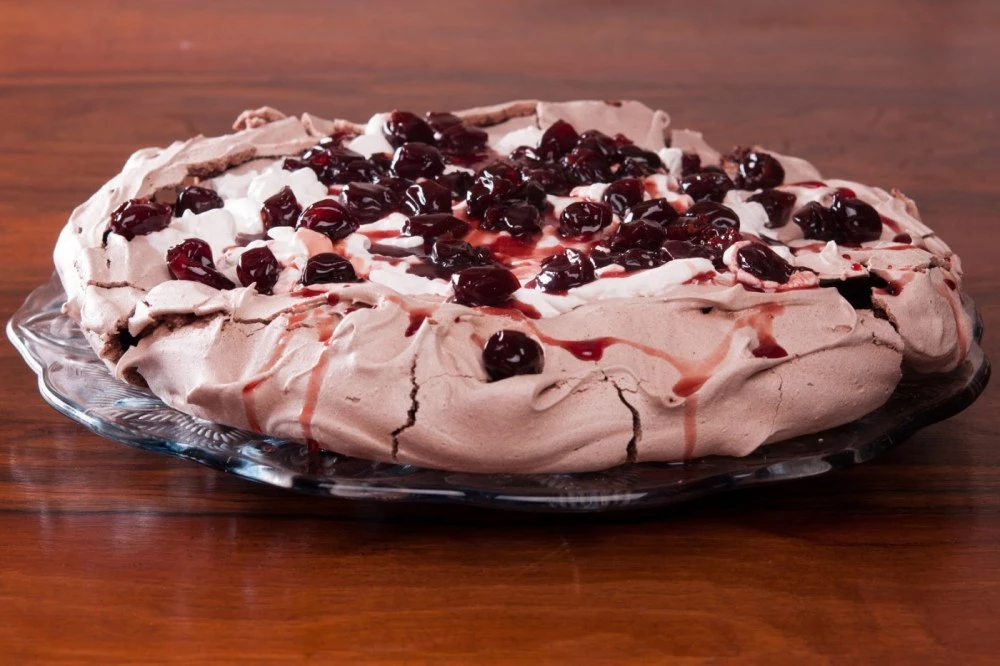 Рецепта за шоколадова торта Павлова със сладко от череши