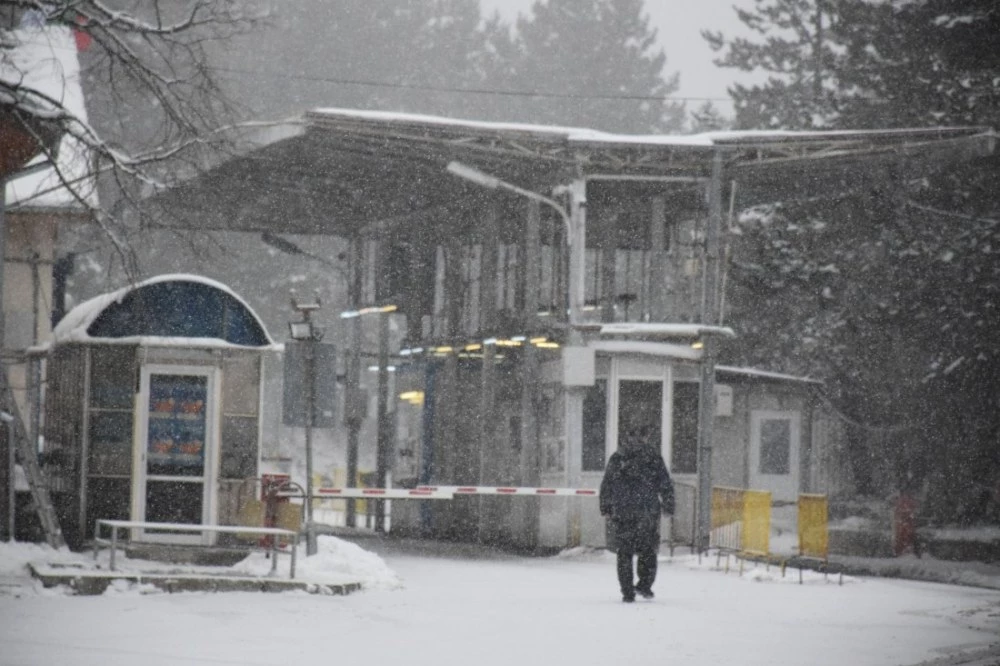 Спират движение на тирове през сръбския пункт „Стрезимировци