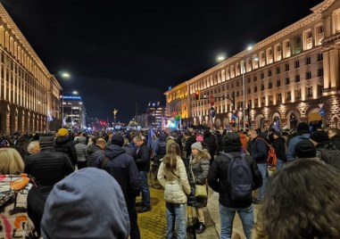 Граждани се събраха на протест на площад „Независимост, искат 100% машинно гласуване