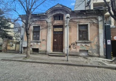 Поредната красива къща в центъра на Пловдив се разпада - опасна е за минувачите