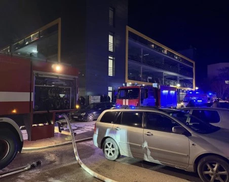 Пожар горя в апартамент в Смирненски, двама души са в болница