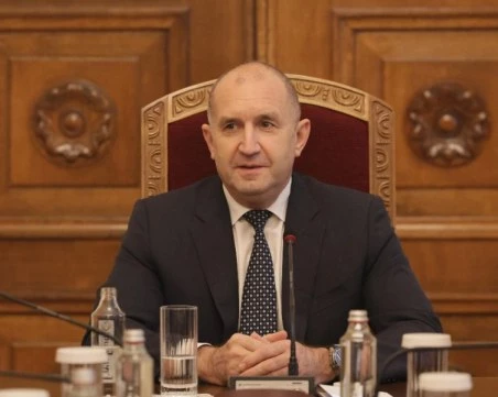 Президентът връчва втория мандат на ПП-ДБ