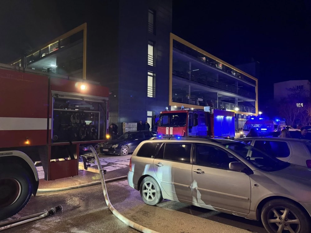 Пожар горя в апартамент в Смирненски, двама души са в болница
