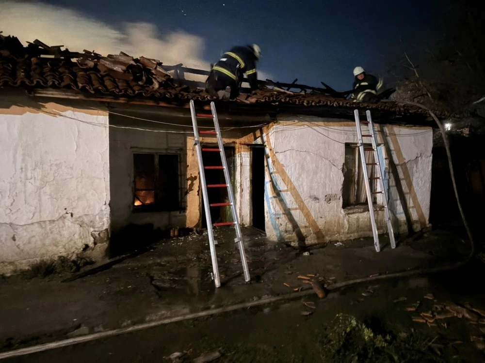 Пожар изпепели част от покрива на постройка в Пловдивско