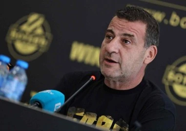 Филипов настоява: Око-Флекс е все още футболист на Ботев