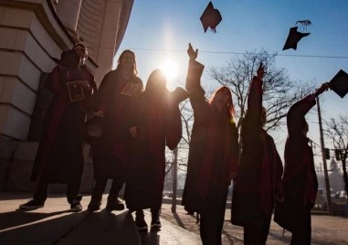 НС прие: Лихвата по кредитите за студенти пада от 7 на 3%