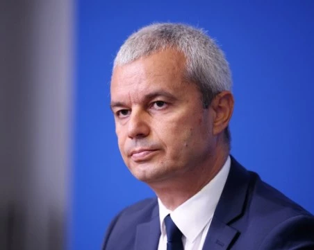 Костадинов: Колебаейки се между лева и еврото, Радев избра турската лира