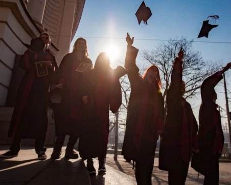 НС прие: Лихвата по кредитите за студенти пада от 7 на 3%