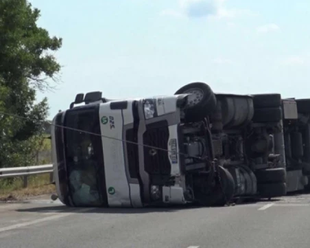 Преобърнал се тир затвори АМ 