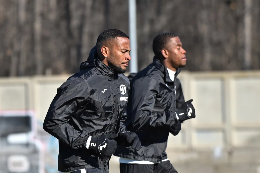 Бразилци с интерес към бранител на Локо