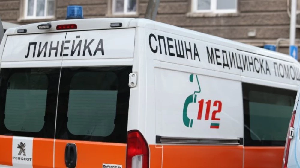 Навес падна върху хора в София, един е загинал