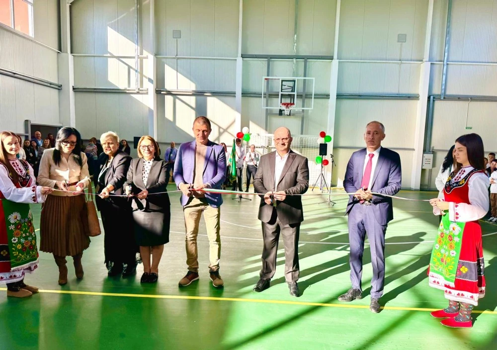 Откриха нов физкултурен салон и STEM кабинети в Съединение