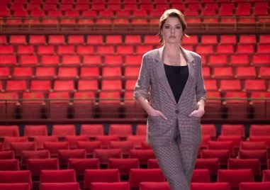 Александра Сърчаджиева гостува под тепетата със своя автобиографичен спектакъл На