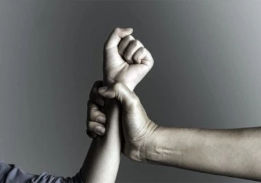 Екипи от РУ Септември разследват случай на домашно насилие Снощи