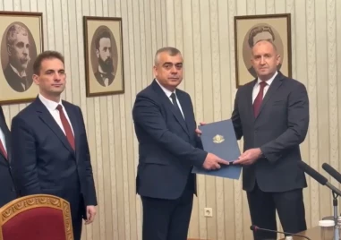 Президентът Румен Радев връчи третия мандат на АПС след като вчера изненадващо