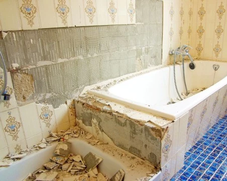 Мъж отмъкна 5000 лв. за ремонт на баня и не се появи повече