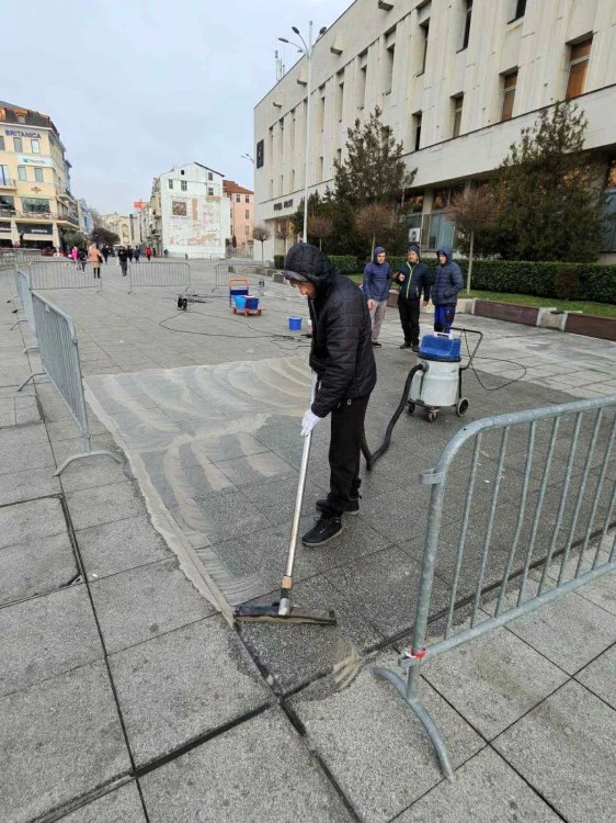 Чистят мазните следи от Коледния пазар на пощата