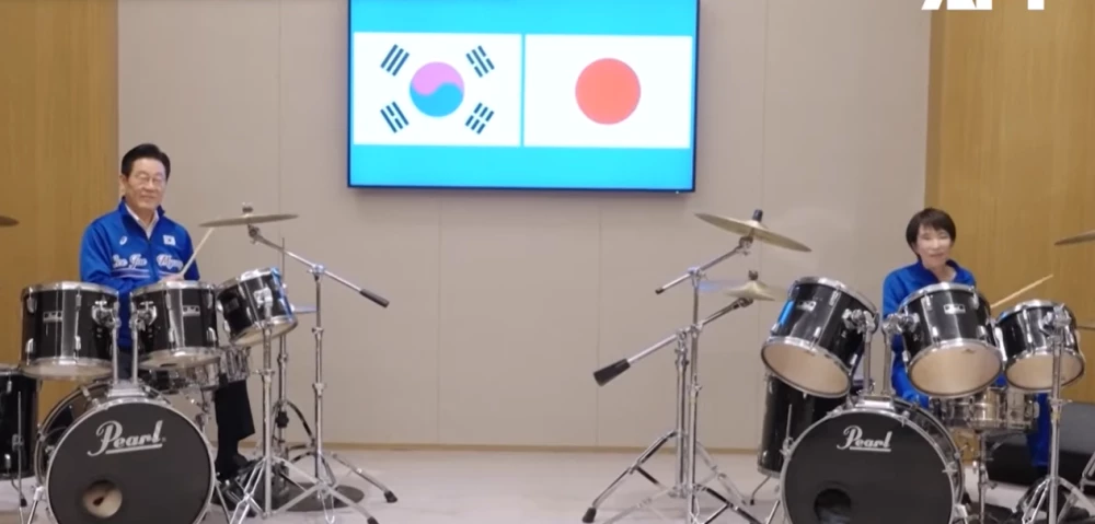 Лидерите на Япония и Южна Корея изненадаха с K-pop дипломация