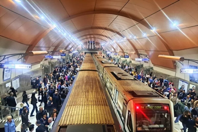 Спират движението на метровлаковете между „Сливница