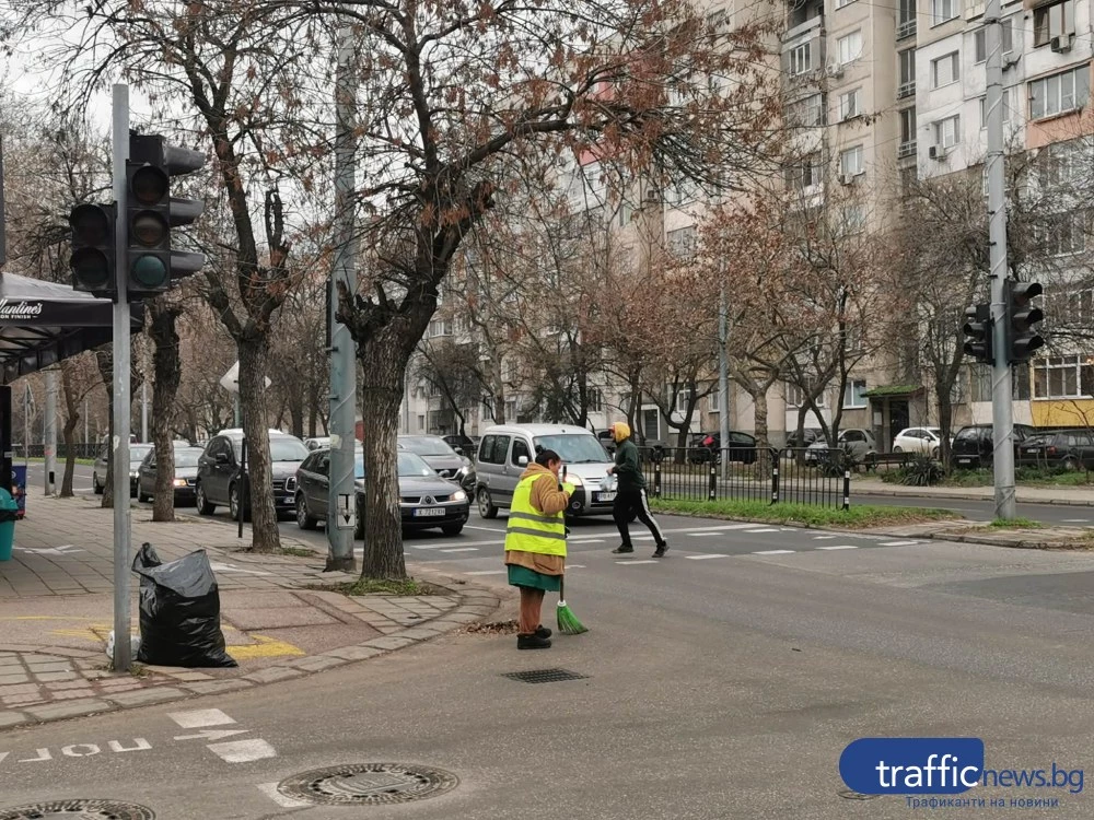 Отказа светофарът на натоварено кръстовище в Пловдив, настана хаос между автомобили и пешеходци