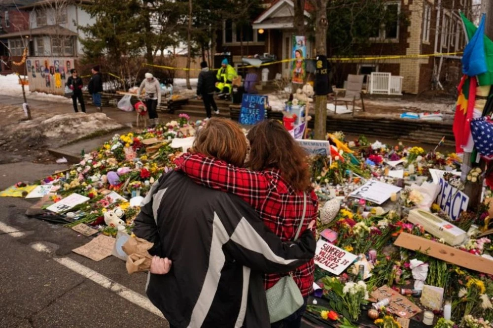 Жената, убита в Минеаполис, е имала четири огнестрелни рани