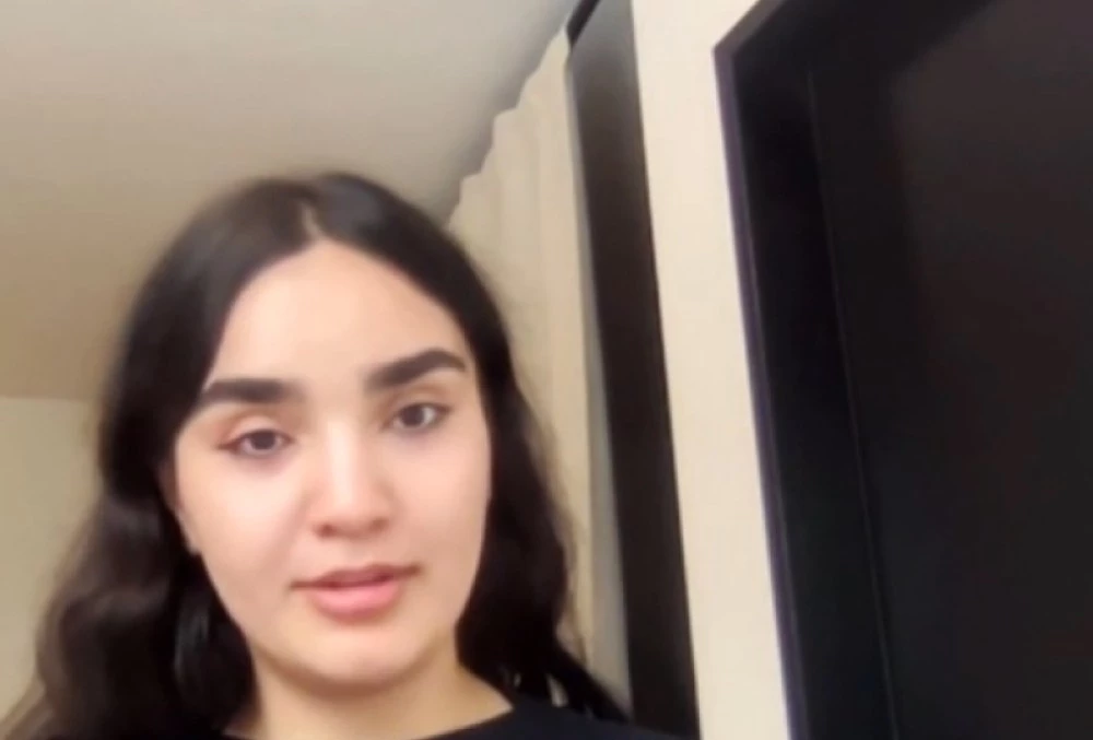 23-годишна жена от Иран с разказ за детството си: Казваха ни, че ще ни обесят, ако си покажем косата на мъж