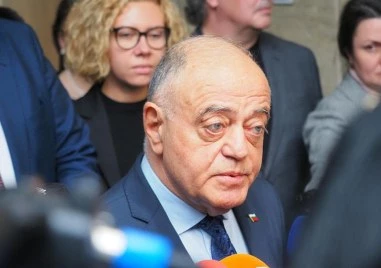 Масовият протест свали тази власт Народът излезе и каза  искаме