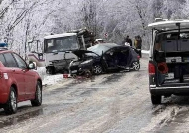 Избягал е шофьорът на камиона от челната катастрофа край Ловеч, издирват го