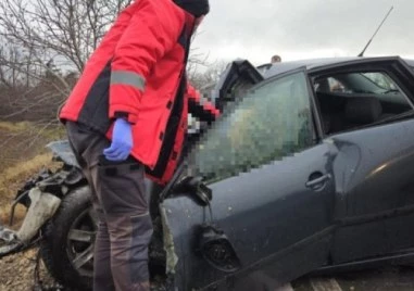 Кола и камион се удариха челно край Ловеч, на място е загинала жена