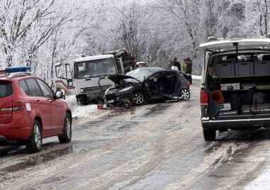 Кола и камион се удариха челно край Ловеч, на място е загинала жена