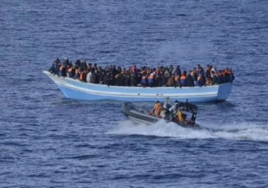 Откриха повече от 60 мигранти край гръцките острови Крит и Родос