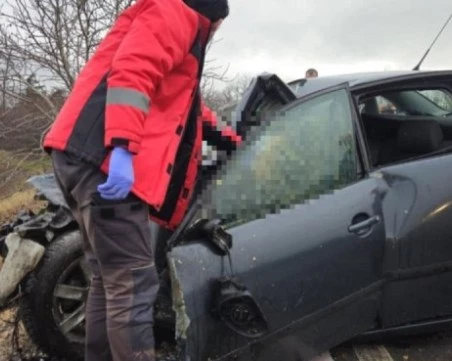 Кола и камион се удариха челно край Ловеч, на място е загинала жена