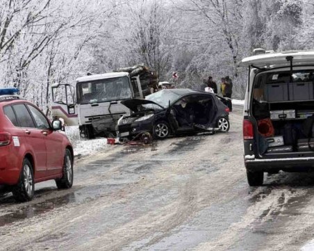 Кола и камион се удариха челно край Ловеч, на място е загинала жена